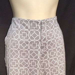 Worthington gray & white geometric pattern carpis size 8